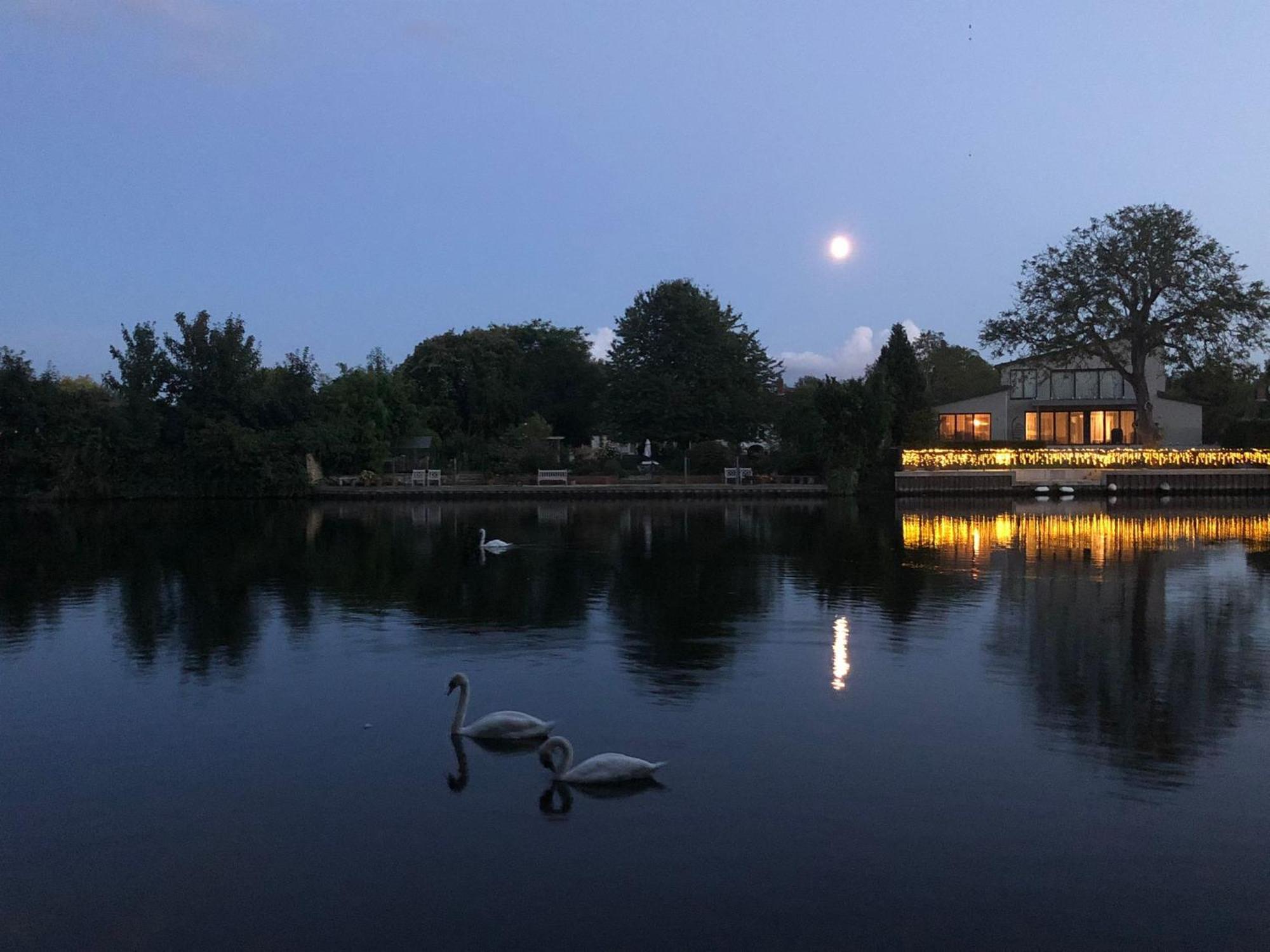 Serene Spacious Room Staines-upon-Thames Εξωτερικό φωτογραφία